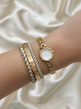 AUTHENTIC VINTAGE SEIKO DIAMOND DAINTY WATCH